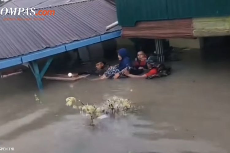 Dalam kondisi cuaca buruk dan arus yang terus meningkat, para prajurit marinir mengevakuasi warga dari bayi hingga lansia yang terjebak banjir sejak bencana melanda pada 26 November 2025.