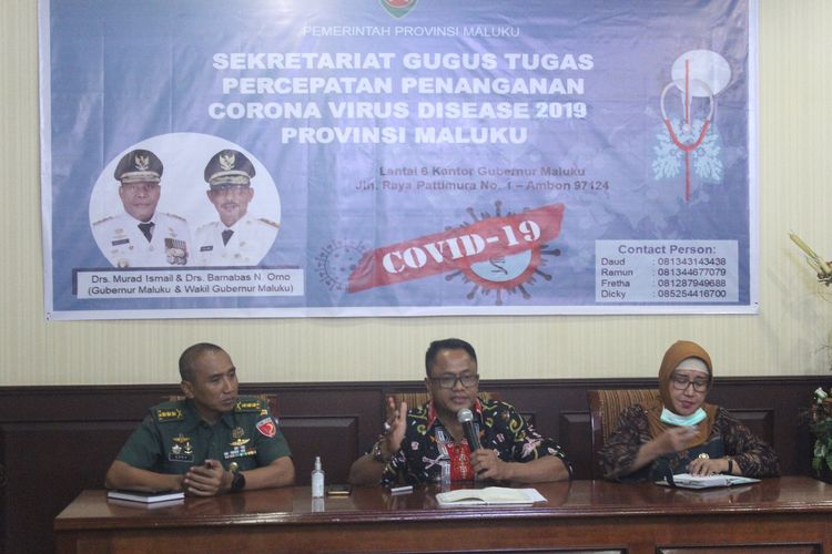 Kepala Satuan Tugas Pencegahan dan Penanganan Covid-19 Provinsi Maluku, Kasrul Selang didampingi Kepala Dinas Kesehatan Provinsi Maluku saat memberikan keterangan kepada waratwan di Kantor Gubernur Maluku, Kamis sore (19/3/2020)