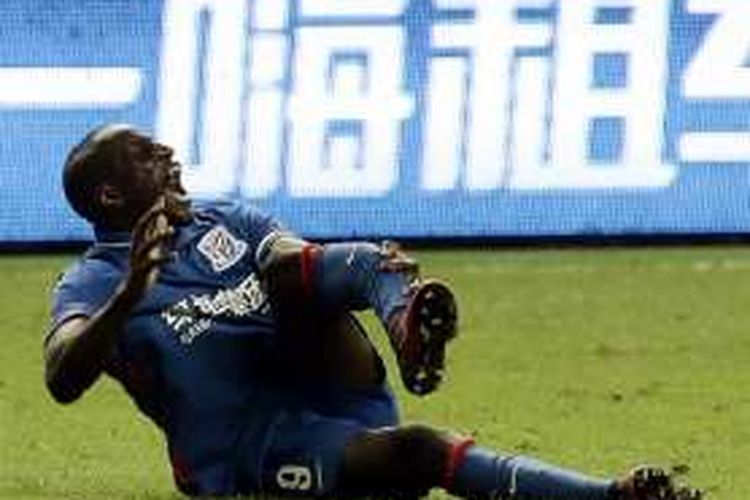 Striker Shanghai Shenhua asal Senegal, Demba Ba, mengalami patah kaki pada laga derbi di Liga Super China, Minggu (17/7/2016). 