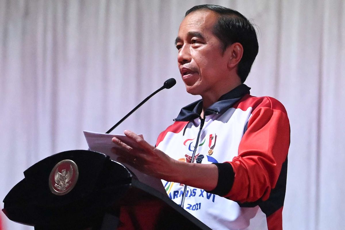 Presiden Joko Widodo menyampaikan sambutan saat upacara penutupan Peparnas Papua di Stadion Mandala, Kota Jayapura, Papua, Sabtu (13/11/2021). Peparnas ke-XVI, pesta olahraga multicabang bagi atlet penyandang disabilitas yang digelar di Papua pada 2-15 November tersebut resmi ditutup oleh Presiden Jokowi.