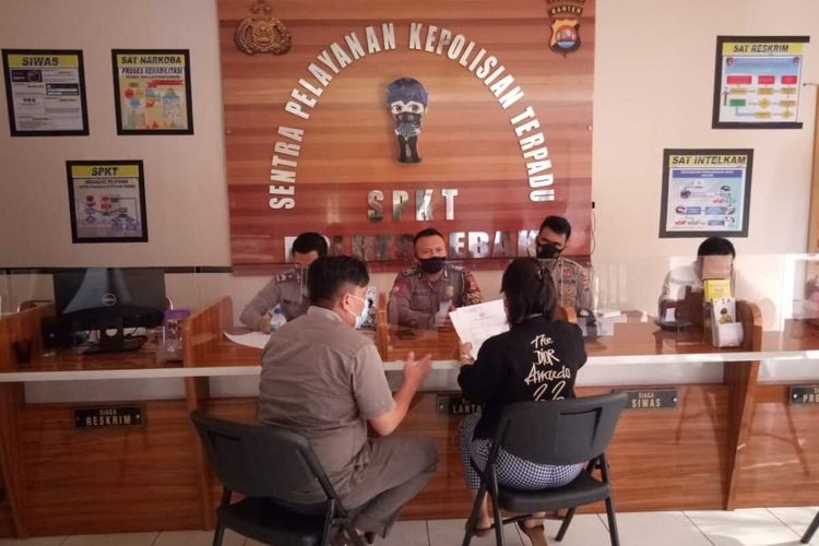 DWS saat melaporkan suaminya yang merupakan anggota DPRD ke Polres Lebak, Sabtu (4/8/2021).