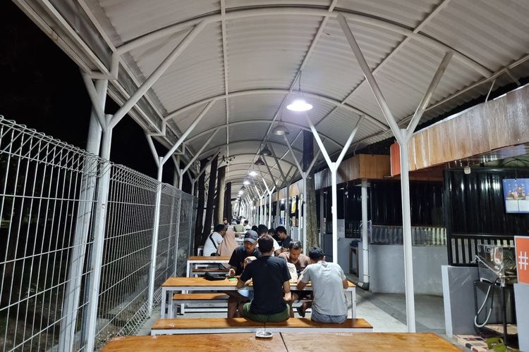 Areafood court di barat Stadion Manahan Solo.