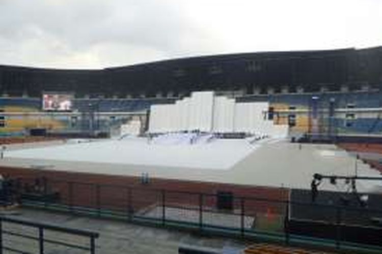 Suasana Stadion Gelora Bandung Lautan Api (GLBA), Bandung, menjelang pembukaan PON XIX/2016 pada Sabtu (17/9/2016).