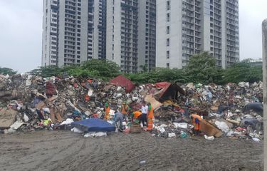Tumpukkan sampah di dekat Daan Mogot City Apartemen, di Semanan, Kalideres, Jakbar, Rabu (8/1/2020)