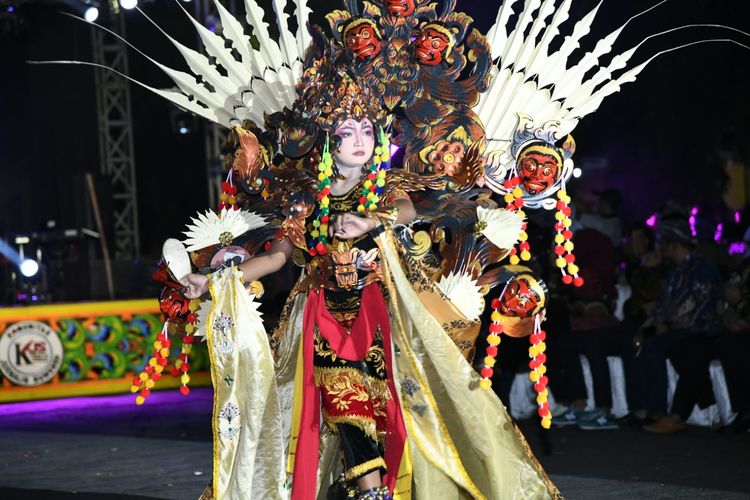 Salah satu peserta karnaval bertema topeng dalam pagelaran Madura Ethnic Carnival 2025
