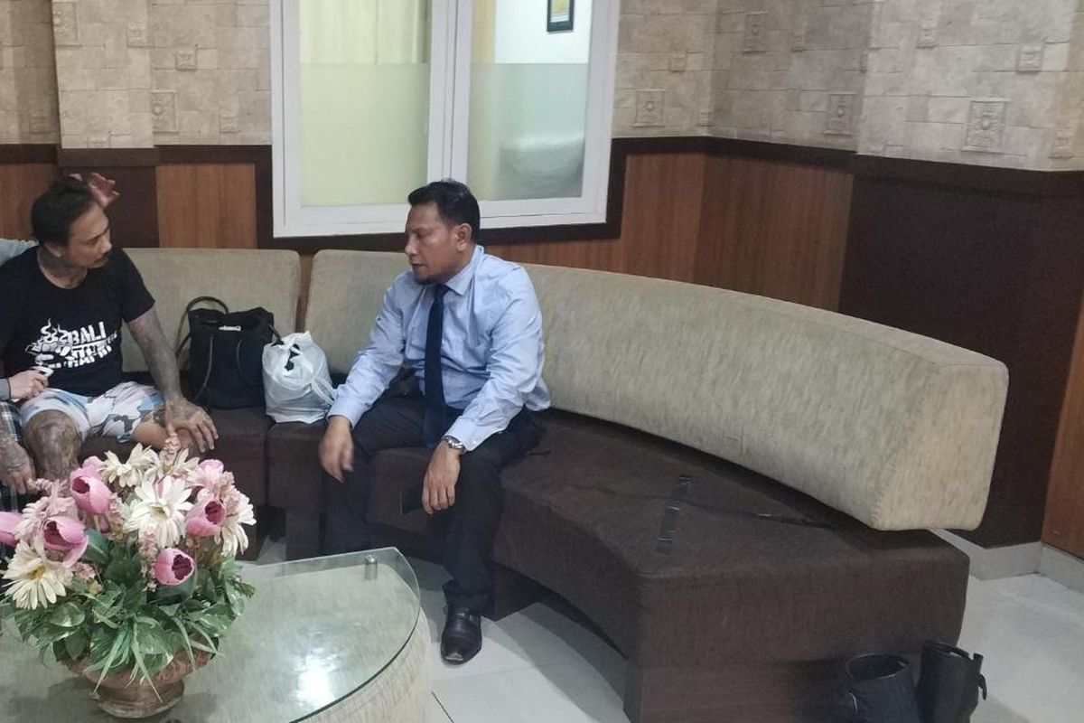 Jerinx SID bersama kuasa hukumnya Wayan Gendo Suardana di Mapolda Bali, Rabu (12/8/2020).