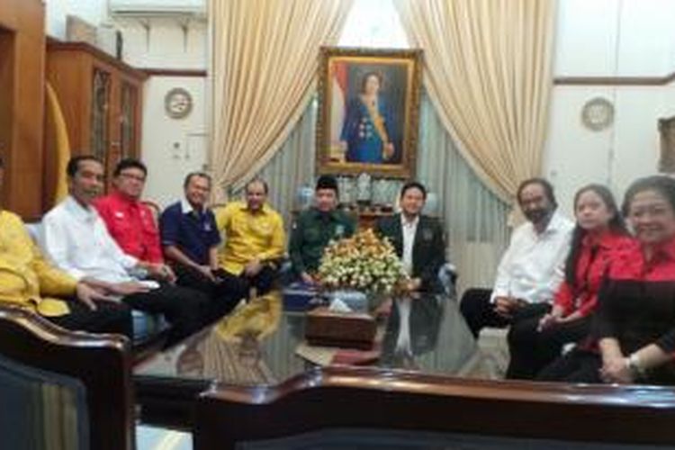 Suasana pertemuan petinggi partai pendukung Joko Widodo sebagai calon presiden. Pertemuan ini digelar di kediaman Ketua Umum DPP PDI-P Megawati Soekarnoputri, Senin (19/5/2014) pagi.