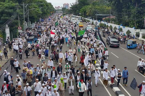 Massa Aksi 313 Menuju Istana, Lalu Lintas di Depan Stasiun Gambir Macet