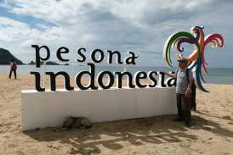 Wisatawan sedang menikmati wilayah Mandalika yang jadi kawasan ekonomi khusus pariwisata Nusa Tenggara Barat.  Selain Mandalika,  masih ada 9 titik destinasi wisata prioritas yang dimilik Indonesia
