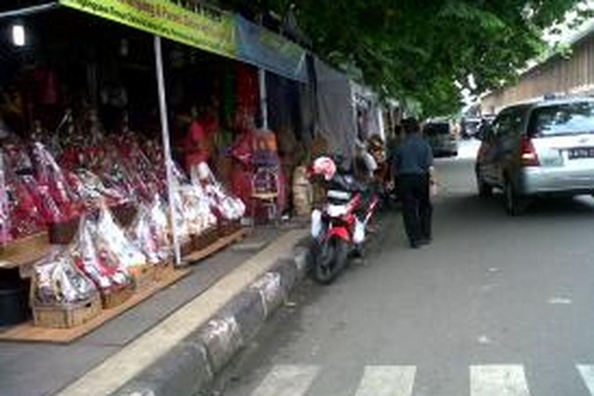 Pedagang Parsel Musiman di Cikini

Pedagang parsel menggelar lapak di trotoar Jalan Pegangsaan Timur, Cikini, persis seberang Stasiun Cikini, Jakarta, Jumat (13/12/2013). Kompas.com/Ummi Hadyah Saleh