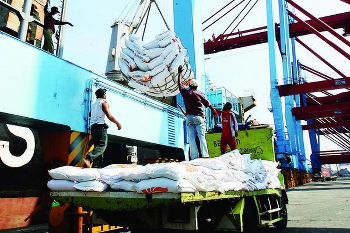 Pekerja menurunkan beras impor dari Vietnam di Pelabuhan Tanjung Priok, Jakarta, Jumat (18/11). Tahun 2011, Perum Bulog mendapat izin mengimpor beras 1,6 juta ton untuk memenuhi kekurangan beras dalam negeri dan untuk keperluan cadangan beras nasional.