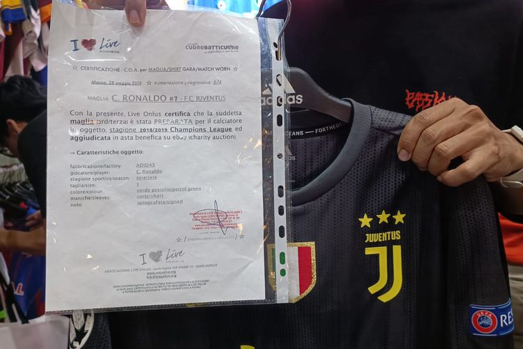 Penampilan jersey match issue Christiano Ronaldo saat ia masih berlaga di Juventus pada 2018 yang lengkap dengan tanda tangan dan sertifikat keasliannya di booth Vintage 24 Football Shirts dalam acara Sunday Space Market di MGP Space, Jakarta, Minggu (9/6/2024).