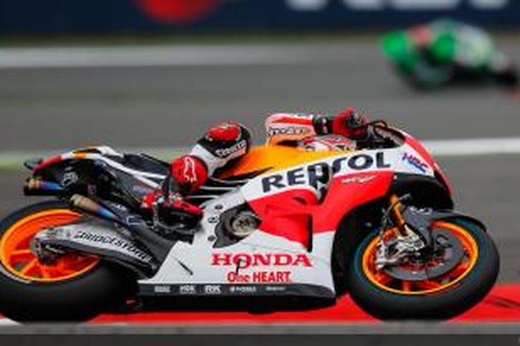 Pebalap Repsol Honda asal Spanyol, Marc Marquez, memacu motornya di Sirkuit Silverstone pada sesi kualifikasi GP Inggris, Sabtu (30/8/2014).