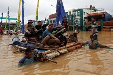 Rela Kebanjiran asal Tak Kehilangan Pekerjaan