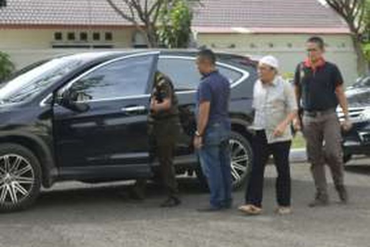Tim Kajari Lhokseumawe sedang membawa mantan Sekda Lhokseumawe, Dasni Yuzar di Banda Aceh, Selasa (14/6/2016). Dasni ditahan di LP Lhokseumawe
