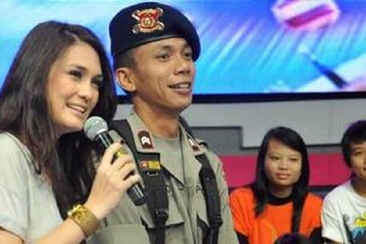Briptu Norman Kamaru (kanan) bersama Luna Maya hadir dalam program acara Dahsyat di Studio RCTI Kebon Jeruk, Jakarta, Selasa (12/4/2011).