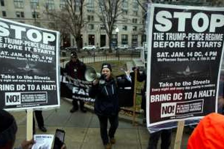 Demonstrasi menentang Presiden AS terpilih Donald Trump, di Alun-alun McPherson, di Washington (14/1/2017). 