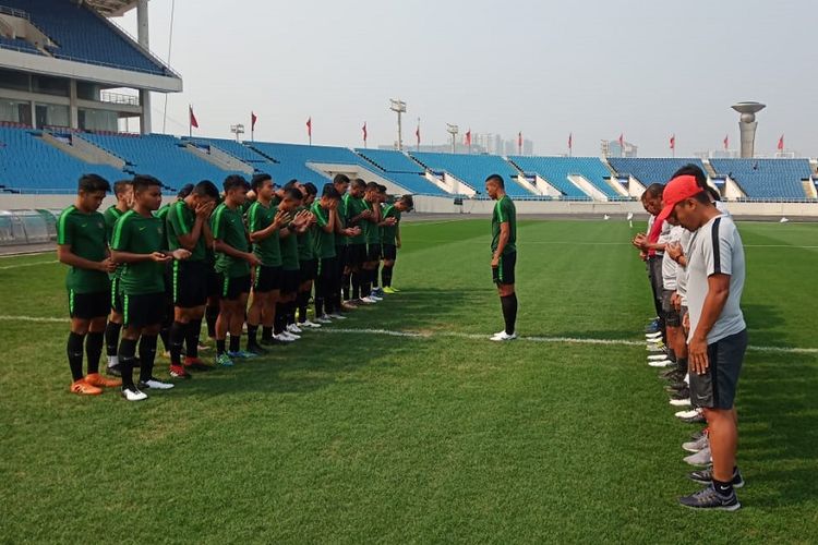Para pemain Timnas U-23 Indonesia menjalani doa seusai latihan pada Kamis (21/3/2019).