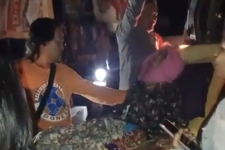 Proses evakuasi Sami, lansia asal sebatangkara Kelurahan Wirolegi Kecamatan Sumbersari Kabupaten Jember, Jawa Timur, ke lingkungan pondok sosial (Liposos) Dinas Sosial (Dinsos) Jember, Selasa (18/8/2025) malam.