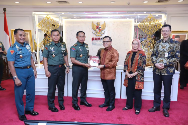 Menteri Pendayagunaan Aparatur Sipil Negara Reformasi Birokrasi (Menpan-RB) Abdullah Azwar Anas dalam pertemuan dengan Panglima TNI Jenderal Agus Subiyanto di Jakarta, Kamis (11/1/2024).