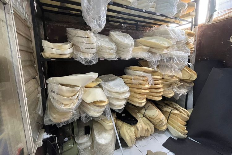 Bengkel spesialis jok motor PM Auto di Jakarta Timur menyediakan beragam jenis bahan kulit dan lapisan busa.