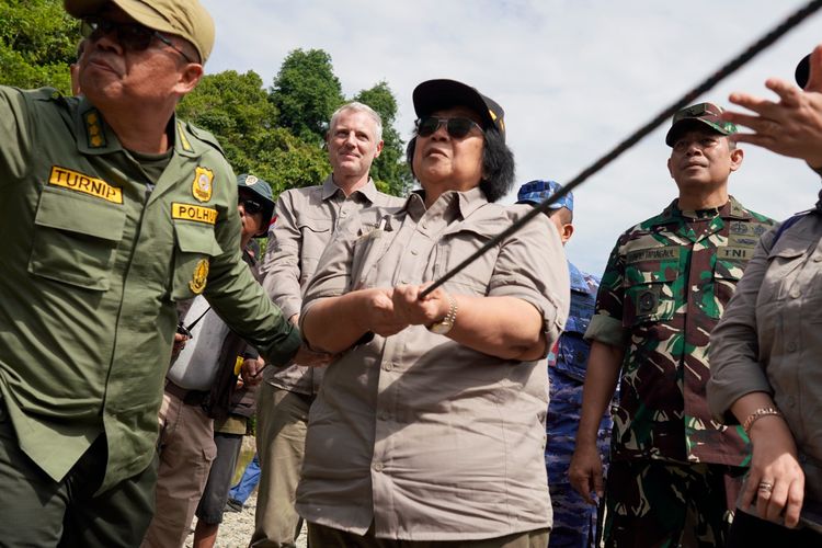 Menteri Lingkungan Hidup dan kehutanan (LHK), Siti Nurbaya melepasliarkan dua satwa Harimau Sumatera (HS) bernama Ambar Goldsmith dan Beru Situtung di kawasan hutan Taman Nasional (TN) Gunung Leuser, Rabu (06/03/2024). 