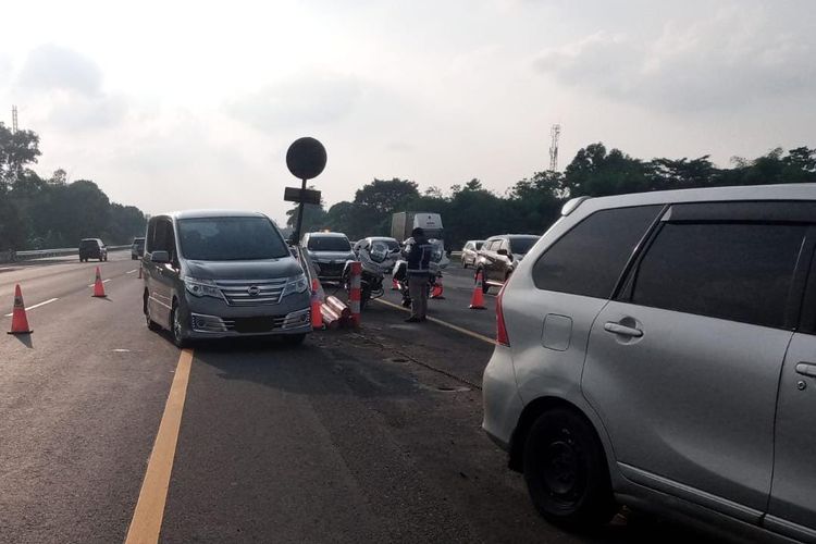 Pemberlakukan contraflow dari Km 55 sampai dengan Km 61 arah Cikampek, Ruas Jalan Tol Jakarta-Cikampek. 