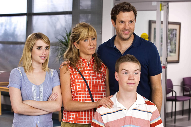 Emma Roberts, Jennifer Aniston, Jason Sudeikis, dan Will Poulter dalam film komedi Were the Millers (2013).