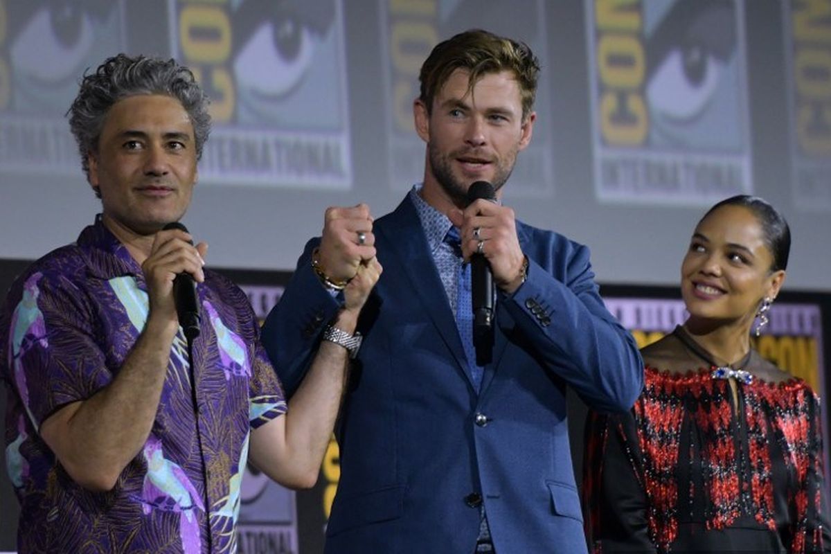 (Dari kiri) sutradara  Taika Waititi, aktor Chris Hemsworth dan aktris Tessa Thompson berbicara di panggung tentang Thor 4 pada presentasi Marvel di San Diego Comic Con, San Diego, California, Sabtu (20/7/2019).