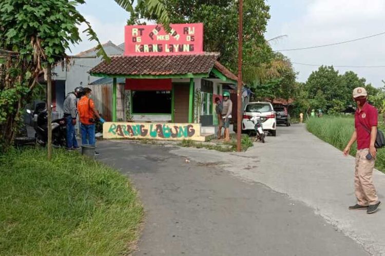 Lokasi duel maut yang menewaskan salah satunya saat menjelang sahur di pos ronda pinggir sawah Karanglayung, Kecamatan Mangkubumi, Kota Tasikmalaya, Jumat (8/5/2020) dini hari.