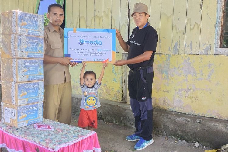 Guru Petuk, Dampek, Desa Satar Padut, Kec. Lambaleda Utara, Kab. Manggarai Timur, NTT menerima donasi kemanusiaan dari KOMPAS.com berupa buku 5 dos dan uang yang ditransfer direkeningnya, Jumat, (29/4/2022). (KOMPAS.com/MARKUS MAKUR)