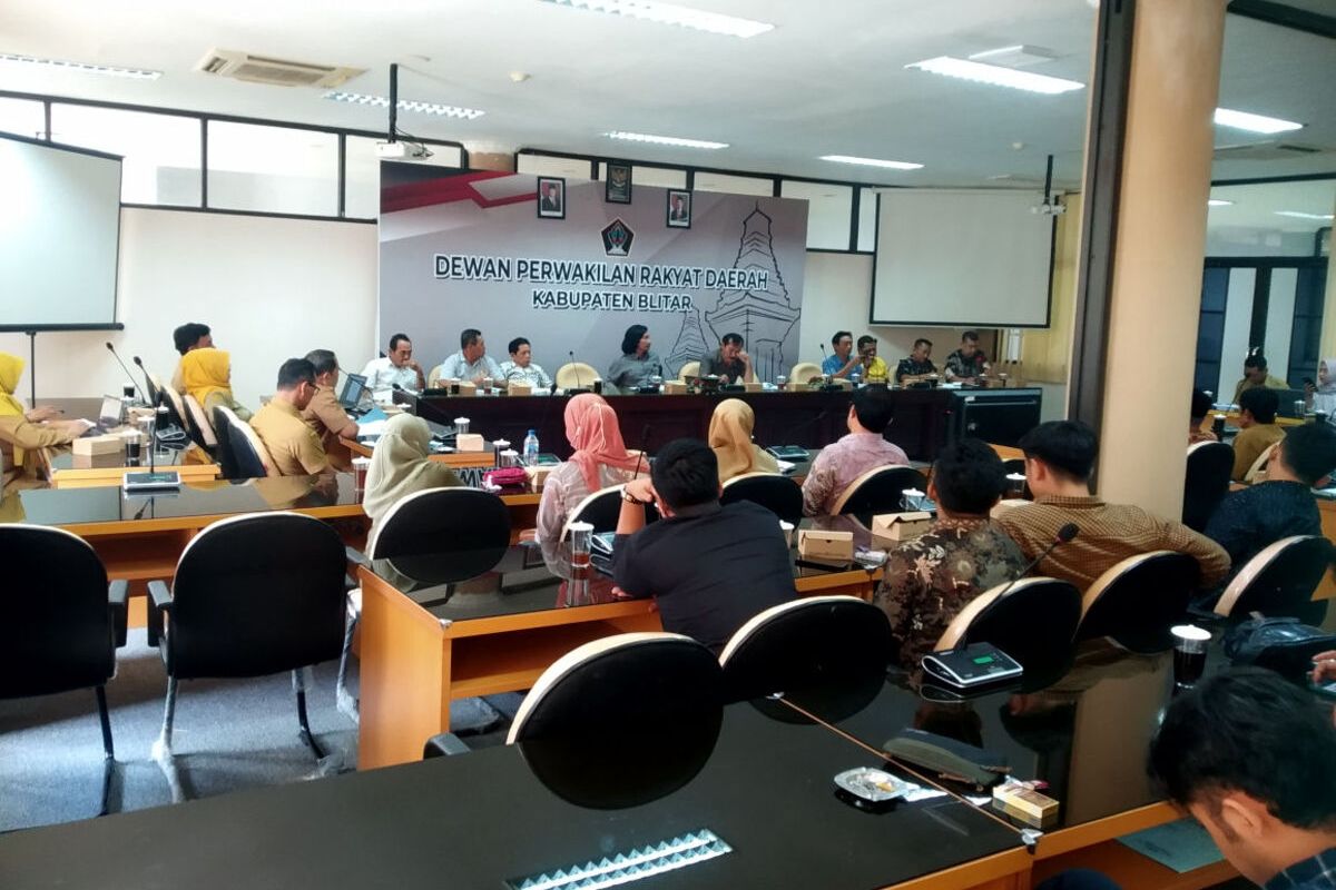 Rapat dengar pendapat kelompok warga Desa Bendosewu, Kecamatan Talun, dengan Komisi I DPRD Kabupaten Blitar, Selasa (7/1/2025).