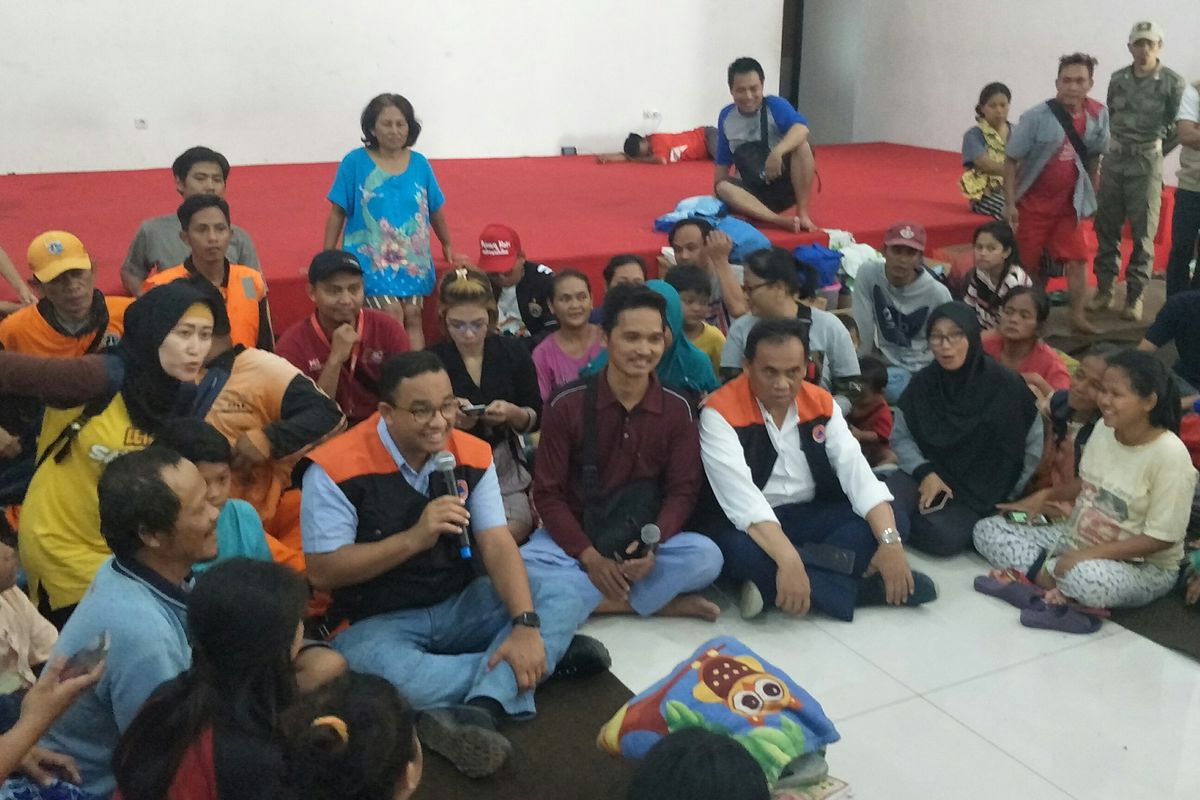 Gubernur DKI Jakarta Anies Baswedan saat meninjau posko pengungsian korban banjir di GOR Cengkareng, Jakarta Barat, Jumat (3/1/2020).