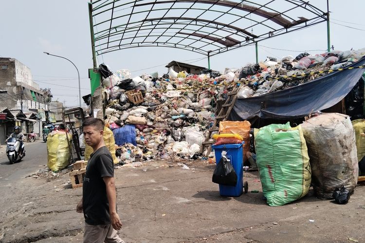 Tumpukan sampah di TPS Pasar Ujungberung, Kota Bandung. 