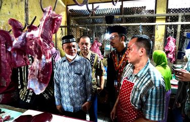 Harga daging mencapai Rp 180.000 per kilogram di Pasar Pusong, Kota Lhokseumawe, Provinsi Aceh, Jumat (8/7/2022)