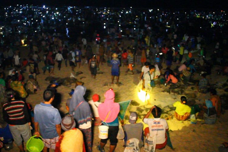 Bau nyale adalah tradisi menangkap cacing laut, yang dipercaya sebagai jelmaan Putri Mandalika, seorang putri cantik yang menceburkan dirinya ke laut lepas, karena tak menginginkan pertempuran antar pangeran yang memperebutkan dirinya.