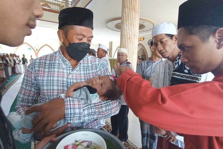 Tradisi Ngurisan dijalani warga, usai menjalani shalat Idulfitri, Senin (1/5/2022). Tradisi Ngurisan adalah memotong rambut bayi yang baru lahir.