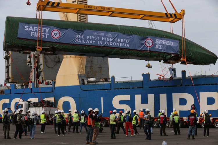 Rangkaian Kereta Cepat Jakarta-Bandung diturunkan dari kapal di Pelabuhan Tanjung Priok, Jakarta, Jumat (2/9/2022). Rangkaian kereta tersebut merupakan pengiriman tahap awal dari pelabuhan Qingdao di Provinsi Shandong, China, pada 21 Agustus 2022 lalu.