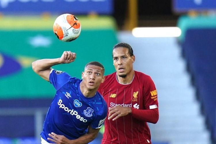 Gelandang Everton Richarlison (kiri) berduel dengan bek Liverpool Virgil van Dijk (kanan) pada pekan ke-30 Liga Inggris 2019-2020.