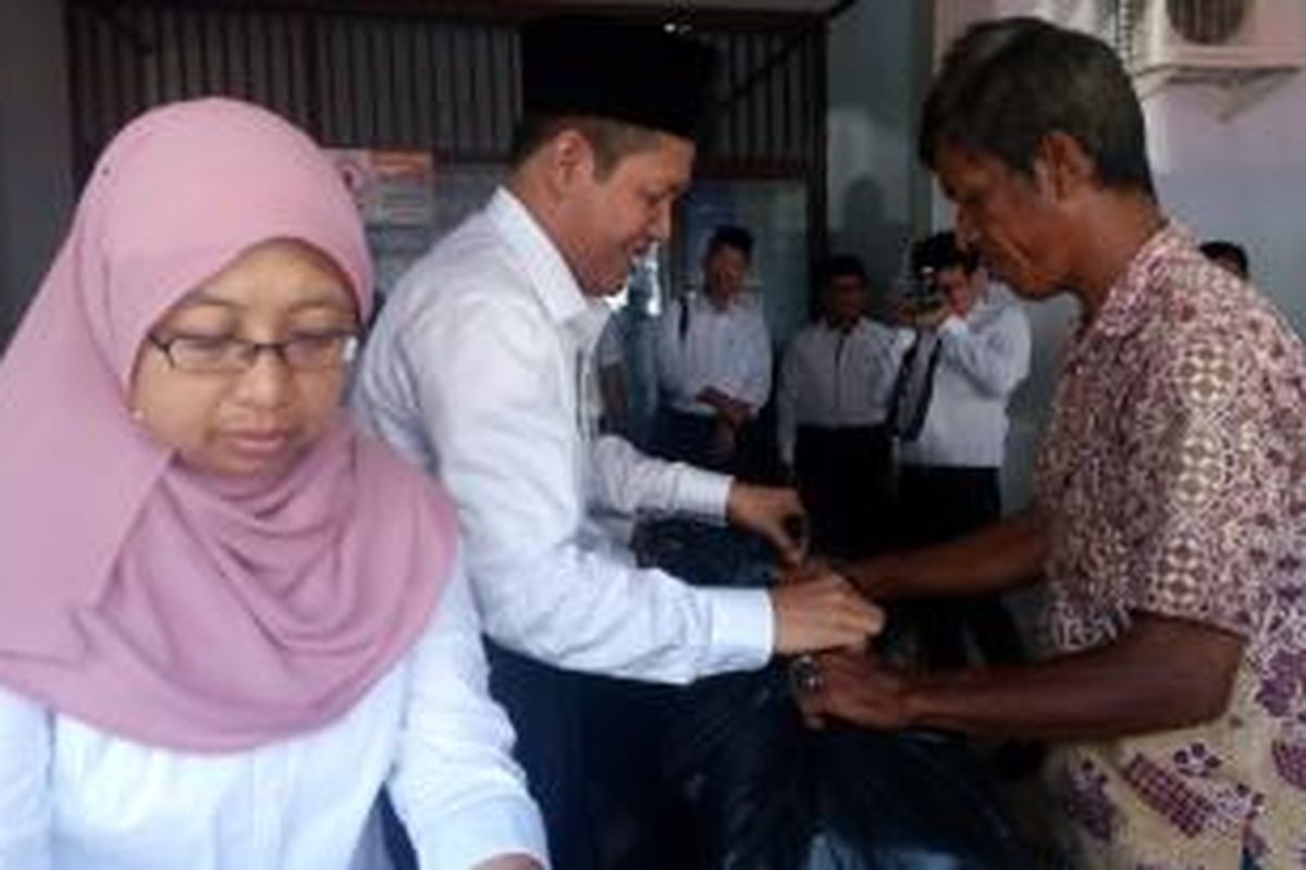 Pembagian sembako murah di Mamuju oleh BUMN, Senin (17/8/2015)