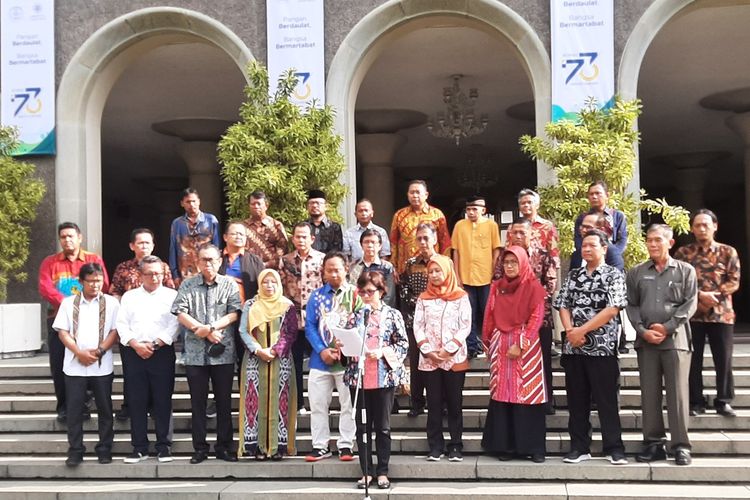 Rektor Universitas Gadjah Mada (UGM) Prof. Ova Emilia saat membacakan seruan moral tentang pemilihan umum dan demokrasi. Seruan moral ini diberi judul  Pemilu Berkualitas dan Demokrasi Bermartabat. Tampak berjajar para rektor dan pimpinan perguruan tinggi negeri dan perguruan tinggi swasta di Yogyakarta