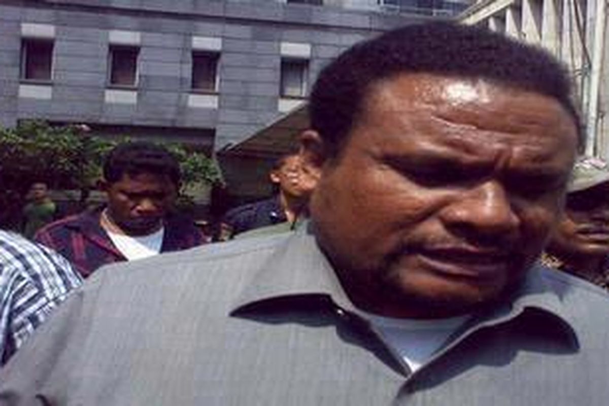 Said Tetlageni alias Said Kei mendatangi Polda Metro Jaya pada Sabtu (25/2/2012) siang. Said diperiksa sebagai saksi dalam kasus pembunuhan Tan Harry Tantono alias Ayung, mantan bos PT Sanex Steel Indonesia (SSI).