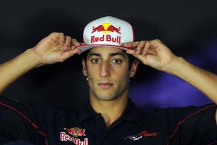 Pebalap Toro Rosso asal Australia, Daniel Ricciardo memperbaiki letak topinya saat konferensi pers jelang GP India di Sirkuit Buddh International, New Delhi, Kamis (24/10/2013).