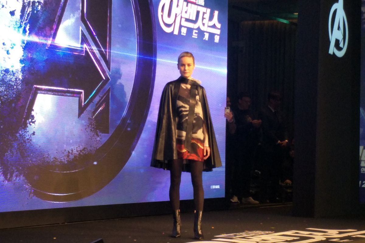 Brie Larson pemeran Captain Marvel di panggung konferensi pers film Avengers: Endgame di Four Seasons, Seoul, Korea Selatan, Senin (15/4/2019).