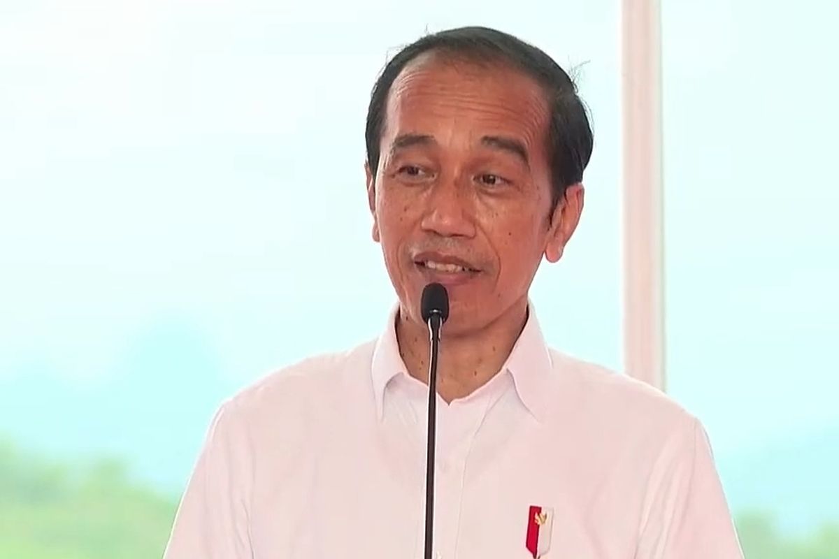 Indonesian President Joko Widodo as he officially opens a Nipa-nipa pool at Maros regency, South Sulawesi Province, Thursday (18/3/2021). 