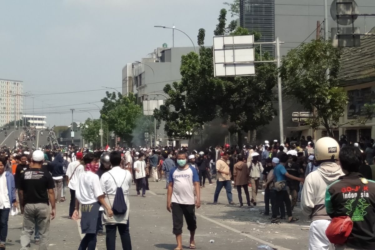 Masa Aksi Lakukan Bakar Ban Depan Gang Polse Metro Gambir, Tepat di Bawah Jembatan Jati Baru, Jakarta Pusat, Rabu (22/5/2109)