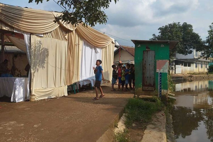Sejumlah petugas tengah mempersiapkan TPS 35 Di Kampung Rancabali, Desa Sukamantri, Kecamatan Paseh, Kabupaten Bandung, Jawa Barat yang Dibangun Di Lokasi Rawan Banjir, Selasa (13/2/2024)
