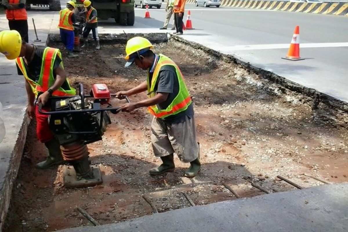 Jasamarga Metropolitan Tollroad melakukan Pekerjaan Pemeliharaan Periodik (Scrapping Filling Overlay) dan Rekonstruksi Perkerasan di Ruas Tol Jakarta-Tangerang.
