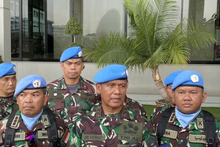 Komandan Pusat Misi Pemeliharaan Perdamaian (PMPP) TNI Laksamana Muda Retiono Kunto (tengah depan) di Plaza Markas Besar TNI, Cilangkap, Jakarta Timur, Kamis (14/3/2024).