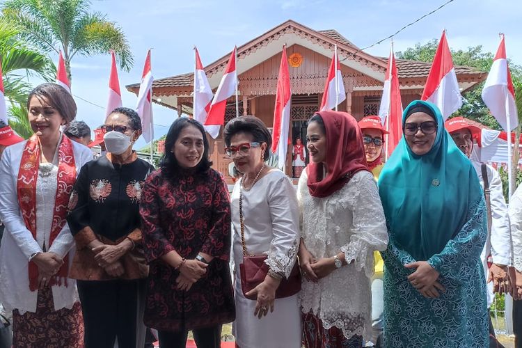 Menteri Pemberdayaan Perempuan dan Perlindungan Anak (MenteriPPPA) Bintang Puspayoga (batik hitam merah) usai membagikan sembako di depan kediaman mendiang ibu negara RI pertama, Fatmawati Soekarno di Kota Bengkulu, Rabu (21/12/2022). 